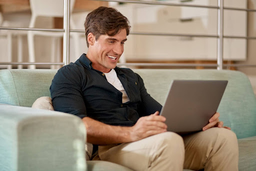 homem lendo algo no seu computador