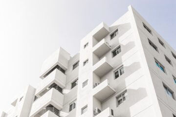 imagem da fachada de um prédio de apartamentos residenciais na cobra branc, ao fundo um céu claro.